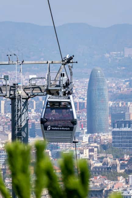 Panoramic Barcelona: Montjuïc, Cable Car, and Beach - Getting oriented at Plaça dEspanya, then heading straight for Montjuïc
