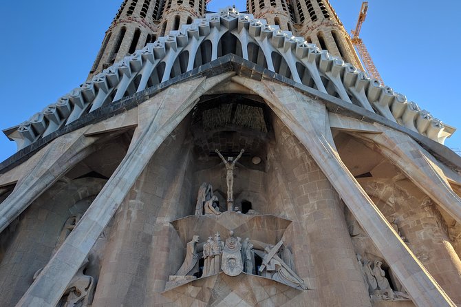 Park Guell and Sagrada Familia, Gaudí's Masterpieces Private Tour - Casa Milà (La Pedrera) exterior stop: another 15 minutes, more contrast