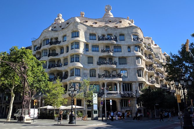 Park Guell and Sagrada Familia, Gaudí's Masterpieces Private Tour - Sagrada Familia finale: timed entry, guided time, and those light moments