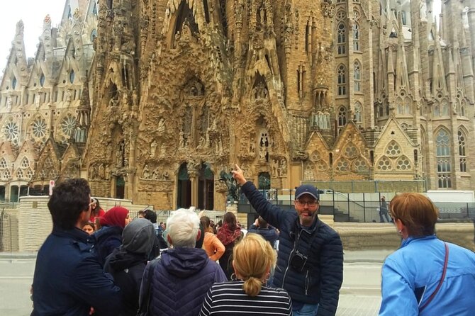 Park Guell and Sagrada Familia Private Tour with Hotel pick-up - Las Ramblas to the sea, plus Port Vell and Columbus from the road
