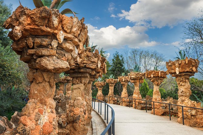 Park Guell and Sagrada Familia Tour in Barcelona - Guide Quality: What Helps, What Can Go Wrong