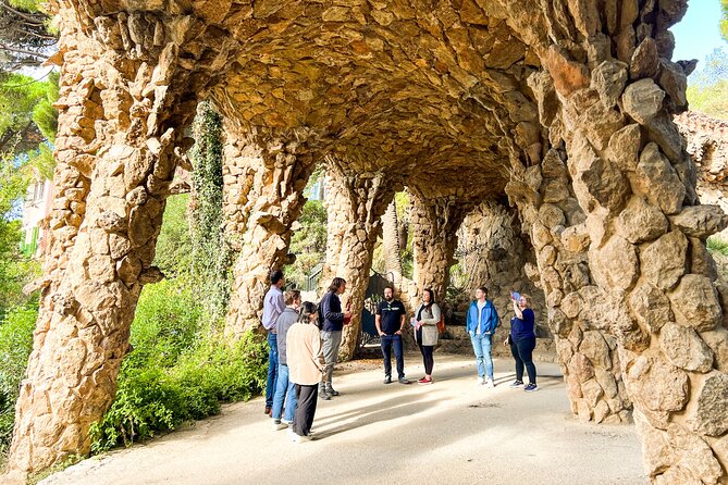Park Guell and Sagrada Familia Tour with Skip the Line Tickets - Guides: what people consistently praise (and what to look for)