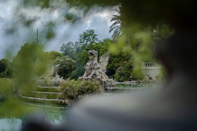 Photo Walking Tour Barcelona Cathedral Gothic Quarter El Born - Parc de la Ciutadella and Arc de Triomf: parks teach balance and depth