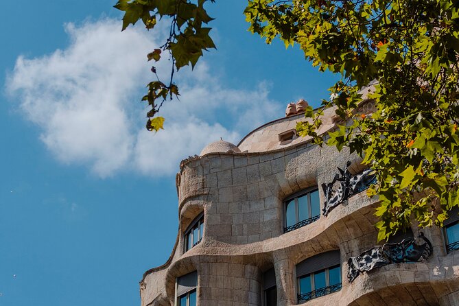 Photo Walking Tour Sagrada Familia and Gaudí in Barcelona - Casa Batlló Shots Without Going Inside