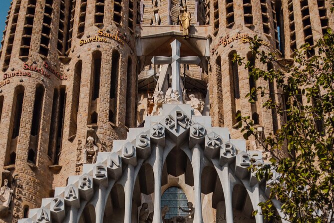 Photo Walking Tour Sagrada Familia and Gaudí in Barcelona - Casa Milà (La Pedrera) and the Detail Storytelling Focus