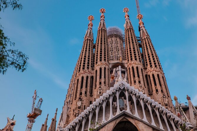 Photo Walking Tour Sagrada Familia and Gaudí in Barcelona - Farola Avinguda Gaudí: The Modernist Streetlamp Finale