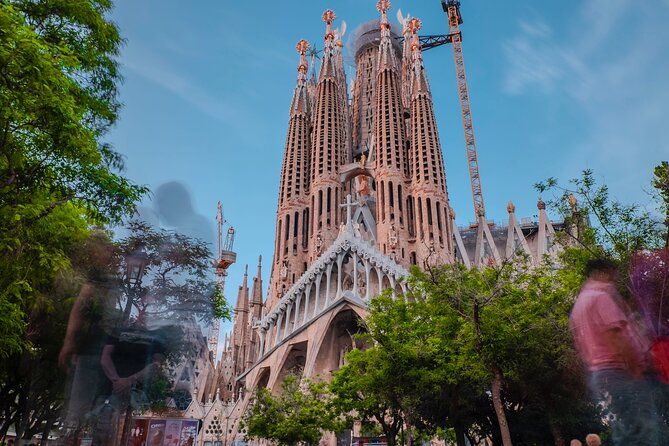 Photo Walking Tour Sagrada Familia and Gaudí in Barcelona - A Stop-by-Stop Route Designed for Better Composition
