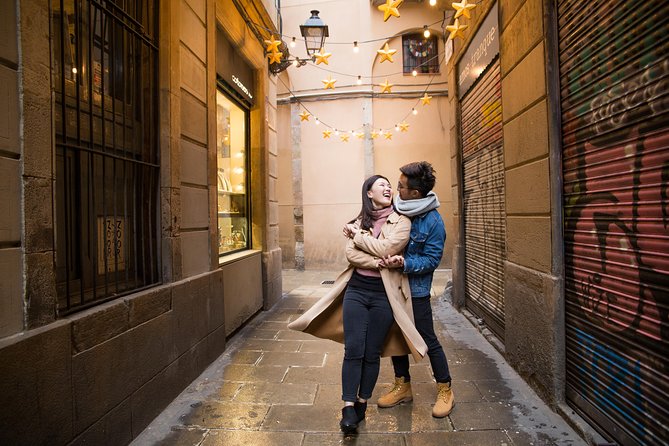 Photoshoot tour in Barcelona Secret Corners - Posing without stress: how the photographer keeps it fun