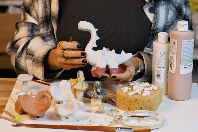 Pottery Workshop and Wine – Barcelona - Wine or tea during class: the included break that actually supports the mood
