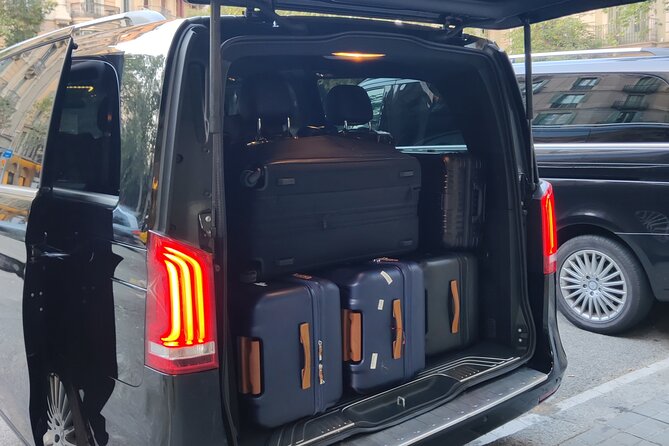 Premium Transfer from / to Airport and Port - Finding Your Chauffeur at El Prat Arrivals
