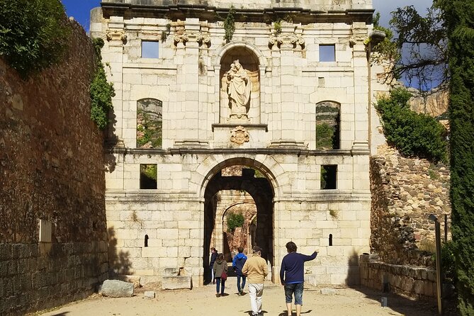 Priorat tour to 3 small wineries and hotel pick-up - Stop 1 in Porrera: Sangenis i Vaque and the pull of older reds