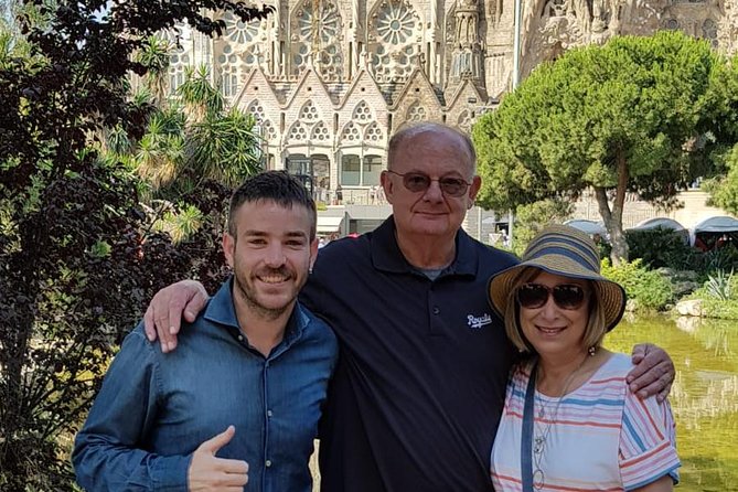 Private 2 Hours Sightseeing Tour in Barcelona - Montjuïc Castle viewpoints and Ciutadella Park as your reset button