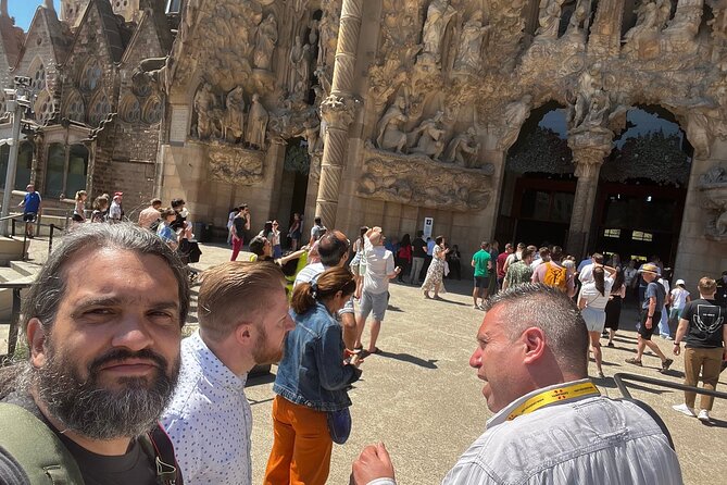 Private Barcelona Highlights: Gothic Sagrada Familia & Park Güell - Plaça de Sant Jaume: the civic heart in plain sight
