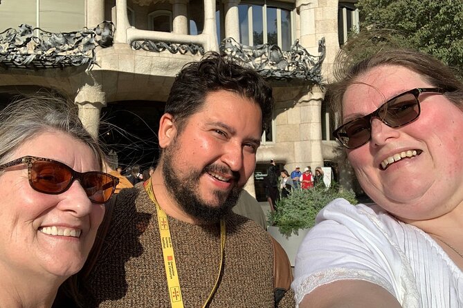 Private Barcelona Highlights: Gothic Sagrada Familia & Park Güell - Montjuïc viewpoints plus iconic port sights from the vehicle