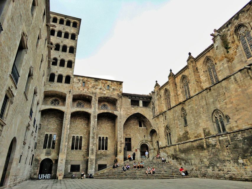Private Barcelona Highlights Half-Day Tour - Getting oriented at Plaça de Catalunya, Passeig de Gràcia, and the Modernist storyline