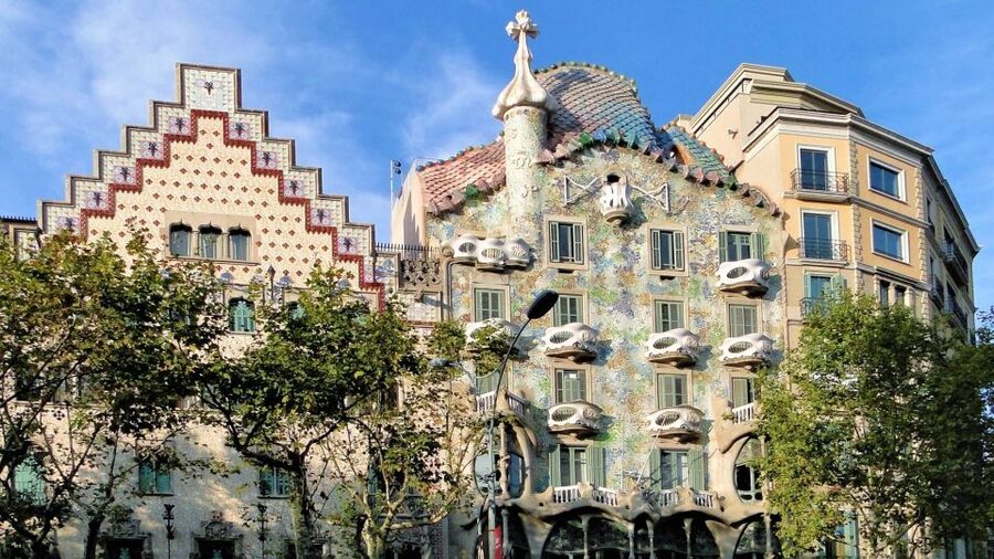 Private Barcelona Modernism and Gaudí Walking Tour - Passeig de Gràcia classics: La Pedrera and Casa Batlló