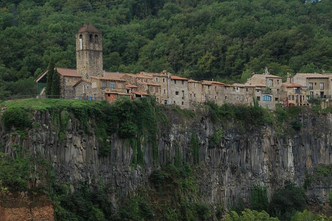 Private Besalú & 3 Medieval Towns Tour with Hotel PickUp from Barcelona - Castellfollit de la Roca views, plus Can Gussinye