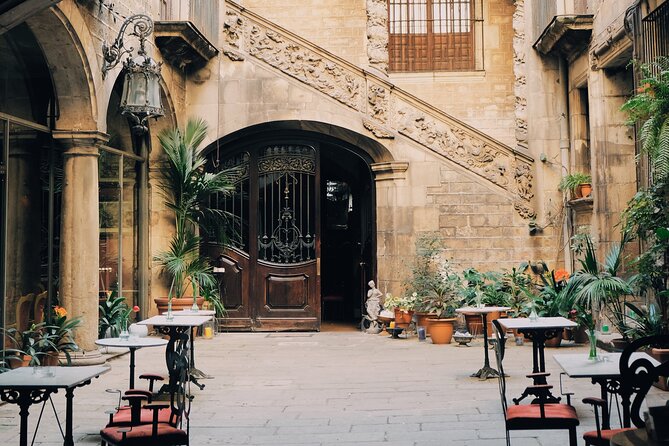Private Best of Barcelona with Sagrada Familia & Park Güell visit - Passeig de Gràcia, Gaudí houses from the outside