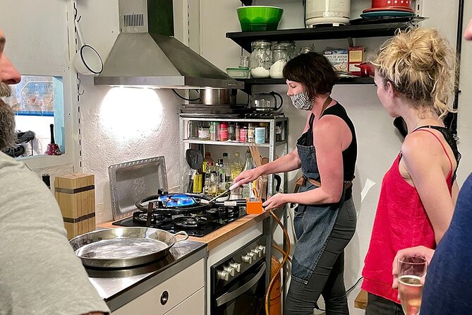 Private Cava Sabrage and Paella Class in Barcelona - Why this Barcelona class feels like a party and a lesson at once