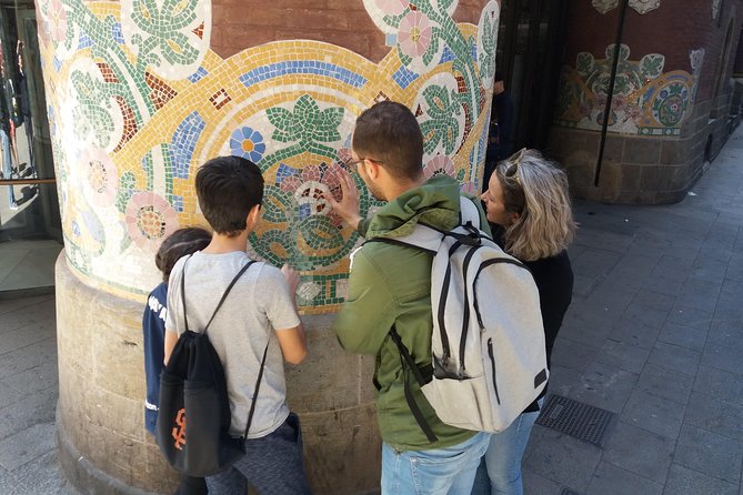 Private Family Experience - Dragon Tour in Barcelona for Kids - The detective mission: how you stay engaged the whole way