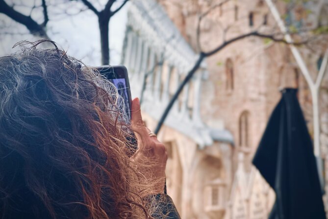 Private (Phone) Photography Class in Park & Old Town - Where the magic starts, Arc de Triomf and its built-in photo lines
