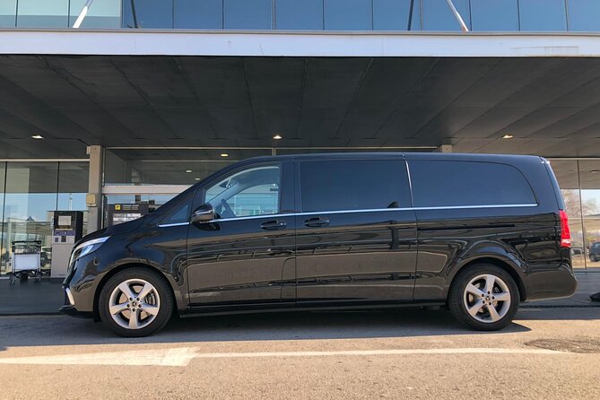 Private Transfer from Barcelona Airport to Barcelona City - Meeting at El Prat: finding de Go Natural bar without losing time