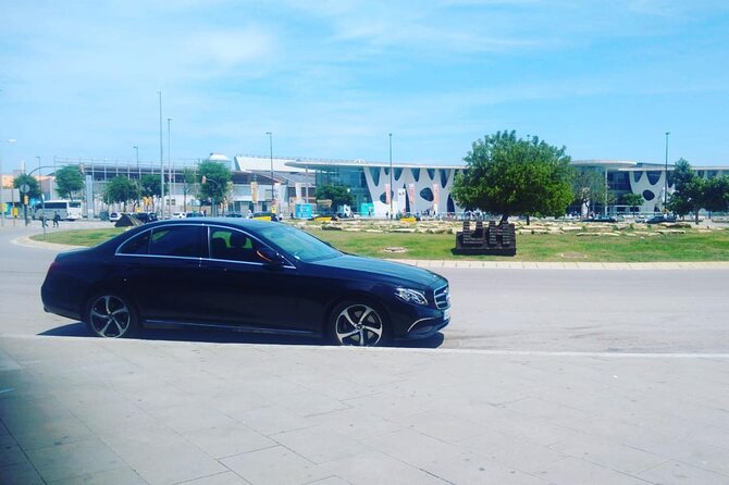 Private Transfer from Barcelona Airport to Barcelona City - Inside the ride: Wi-Fi, A/C, and room for up to 8