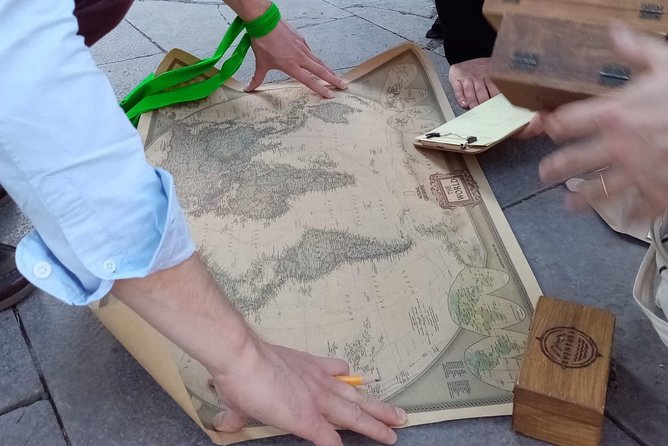 Private Treasure Hunt The Explorer | Guided, fun & 100% Offline | Xventura - Guides like Gonzalo and Dorien, the difference between stuck and solved