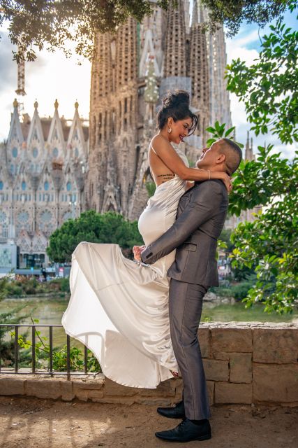 Romantic Photoshoot Experience for Couples in Barcelona - Price and value: $68 for up to 4 people