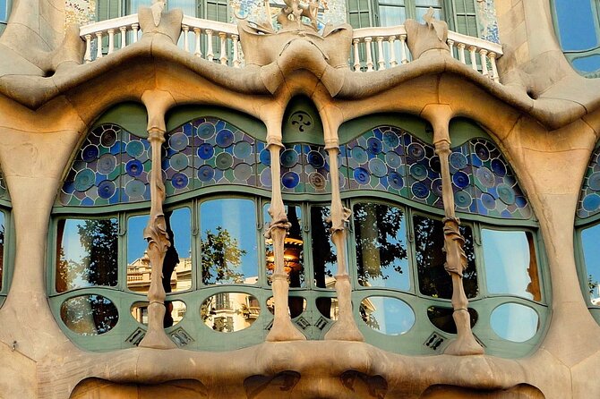 Sagrada Familia & Barcelona Small Group Tour with Hotel Pick-up - Montjuïc in 45 minutes: views, defense history, and modern art highlights