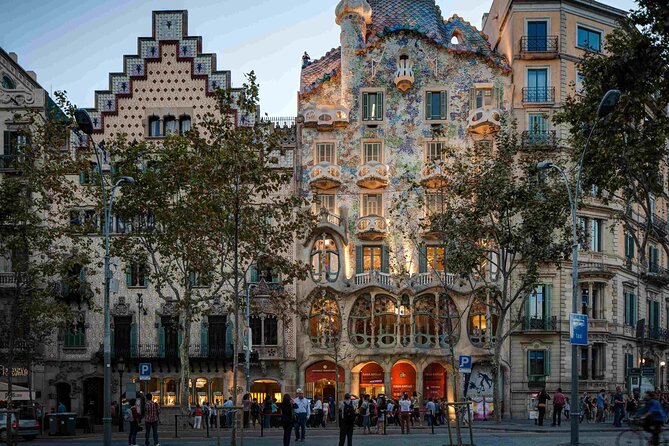 Sagrada Familia & Barcelona Small Group Tour with Hotel Pick-up - The Ramblas and La Boquería: how to see the famous without eating the chaos