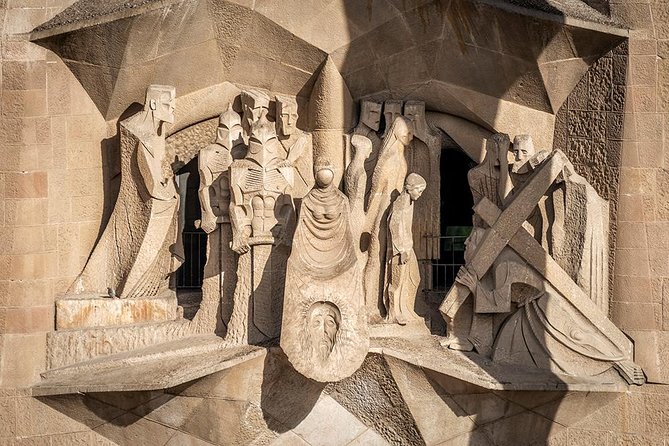 Sagrada Familia Evening Private Tour with Expert Guide - Meeting point at Cerveseria Baviera, and how to avoid the stress