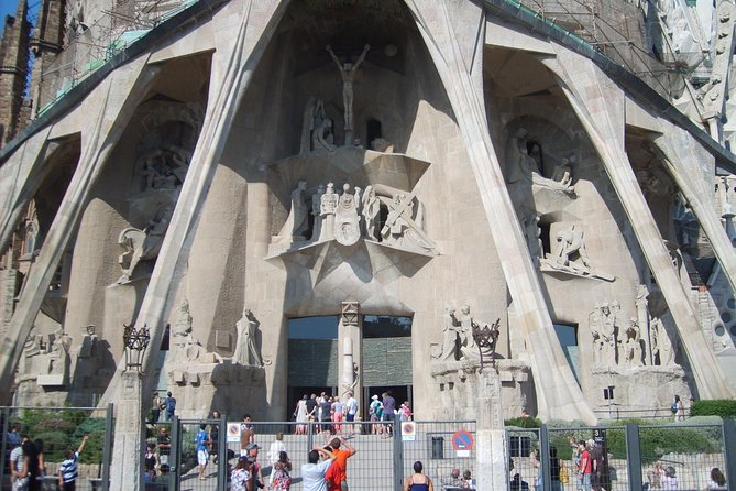 Sagrada Familia Evening Private Tour with Expert Guide - Timing, crowds, and what to expect at 4 pm