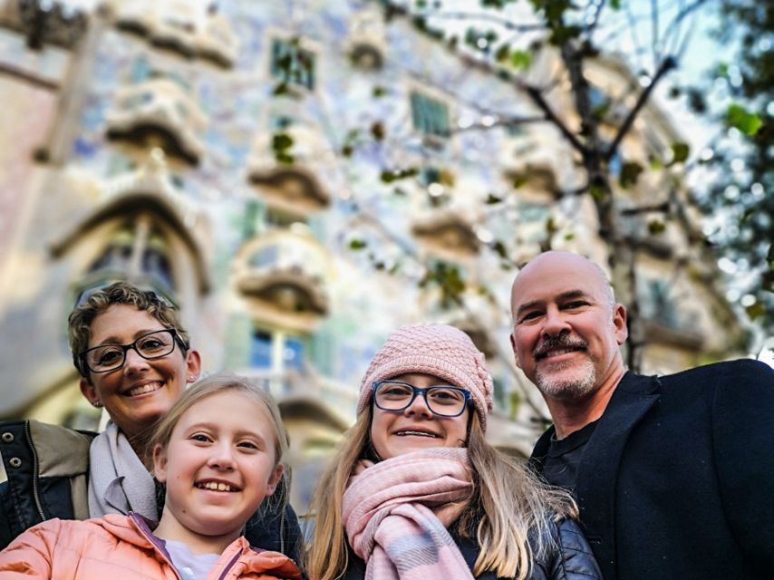 Sagrada Familia & Gaudi Guided Tour Private or Small Groups - The metro segment that keeps your day from slipping