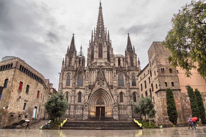Sagrada Familia & Gothic Quarter Private Tour - How this private tour actually helps your day