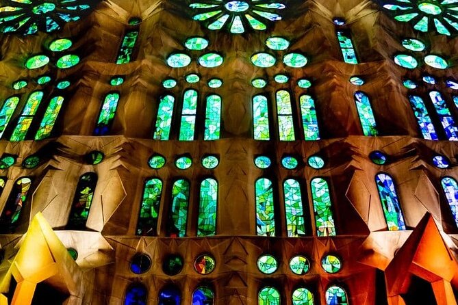 Sagrada Familia & Gothic Quarter Private Tour - Beating Barcelona heat with AC transport and smarter transfers