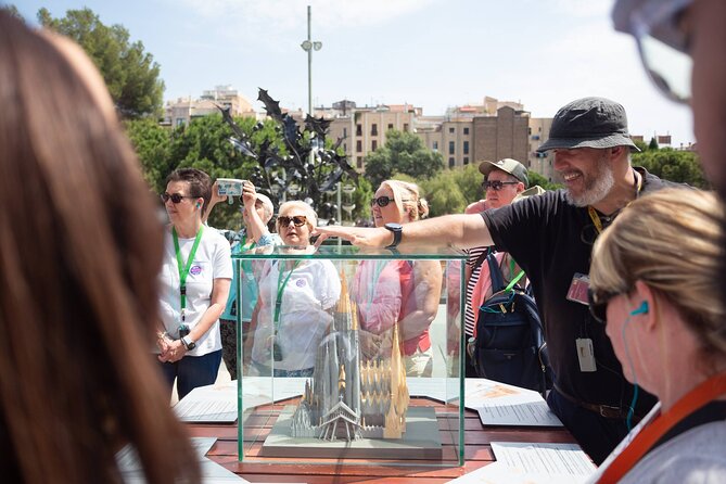 Sagrada Familia Guided Tour with Skip the Line Ticket - Free time inside after the guide, so you can stay with what hits you