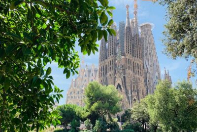 Sagrada Familia & La Pedrera Small Group Tour with Cava Tasting