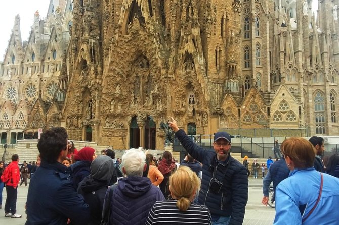 Sagrada Familia & Montserrat Small Group Tour with Hotel pick-up - Placa Reial and the Rambla Connection