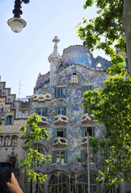 Sagrada Família & More: Barcelona Tour + Candy Tasting - Casa Milà (La Pedrera): 15 Minutes of Sculptural Detail