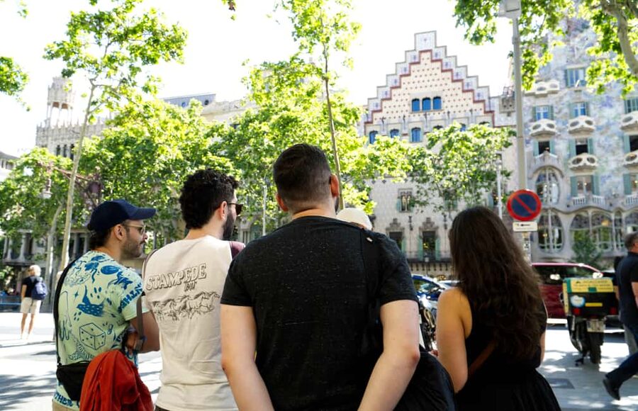 Sagrada Família & More: Barcelona Tour + Candy Tasting - Passeig de Gràcia Finale Toward Plaça de Catalunya