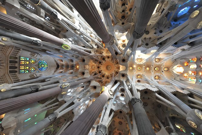 Sagrada Familia Private Tour in Barcelona - Entering the basilica: prismatic light, geometry, and Gaudi’s thinking