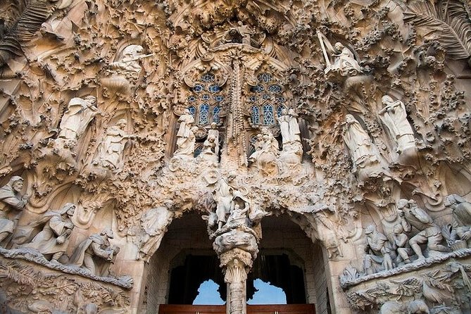 Sagrada Familia Private Tour with Expert Guide - Why the 4 pm slot at Sagrada Familia feels calmer