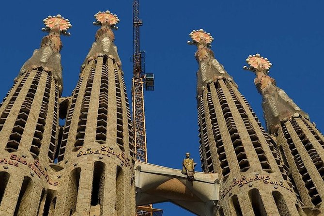 Sagrada Familia Private Tour with Skip-the-Line Ticket - How the 2-hour plan works, from Basilica to front gardens