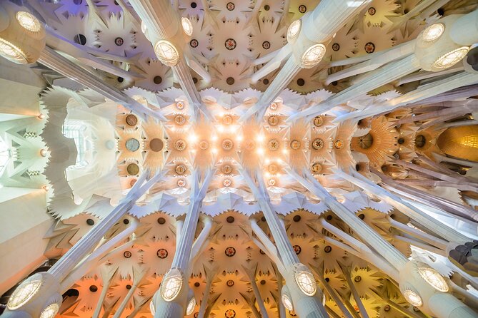 Sagrada Familia Skip the Line Ticket with Official Guide - Stop 1: The souvenir shop as a smart warm-up