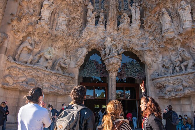 Sagrada Familia Small Group Guided Tour with Skip the Line Ticket - Small Group Tips: How 15 People Changes Your Experience