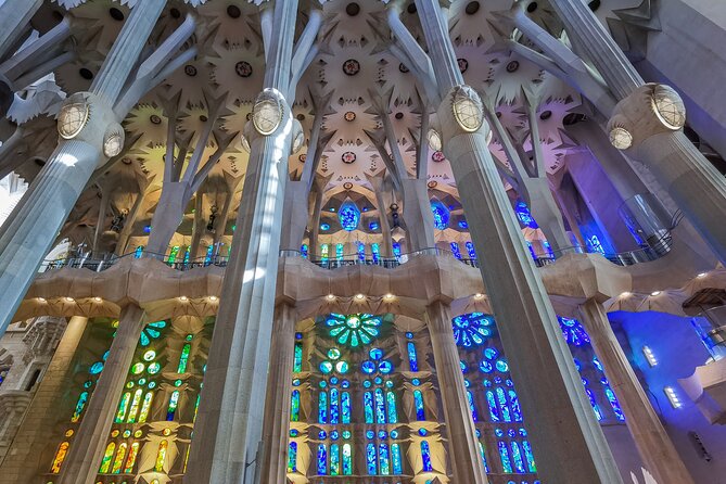 Sagrada Familia Small Group Guided Tour with Skip the Line Ticket - Timing for Maximum Stained Glass Light