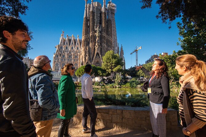 Sagrada Familia Small Group Guided Tour with Skip the Line Ticket - Entering the Basilica: What You Will See in the First Moments