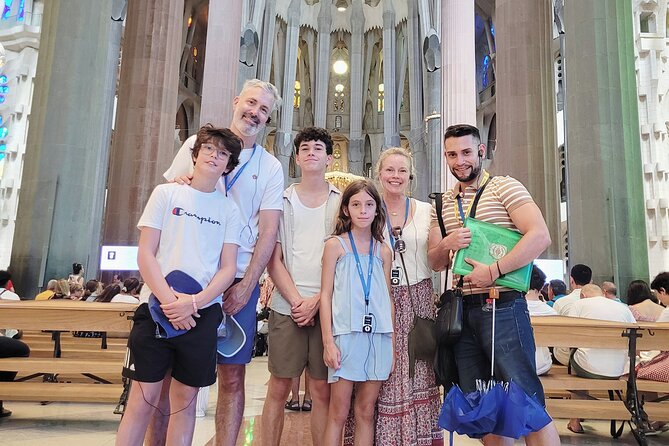 Sagrada Familia: Small Group Tour, hotel pick-up with Fast-Track - Guide Style Makes the Difference, Including Photo Stops