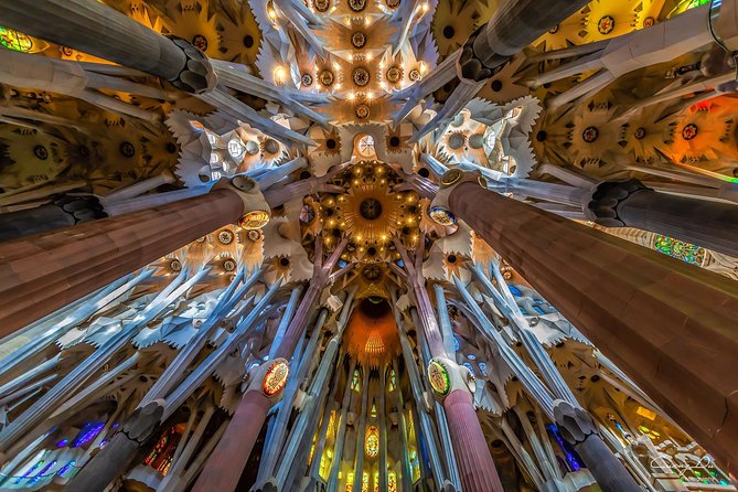 Sagrada Familia Small Group Tour with Skip the Line Ticket - Your Meeting Point Plan: Find the Guide Fast, Not Later